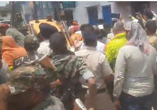 atikraman hatane gayi team k sath vivad