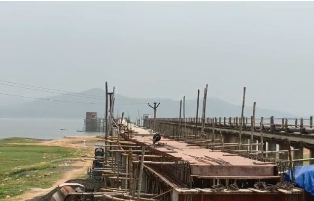 pani k liye taras rahe