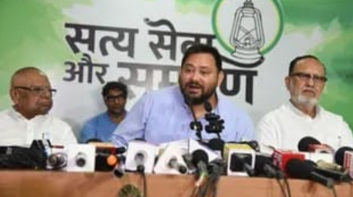 tejaswi ka sarkar par hamla