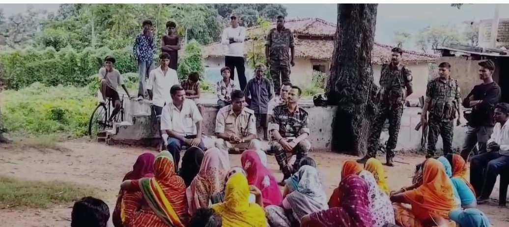 latehar ke ati sudurwarti gaw cheter pahunchi police