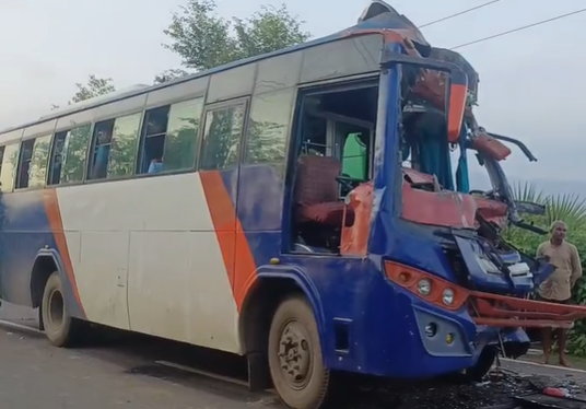 koderma mein kawanriyon se bhari bus truck mein mari takkar