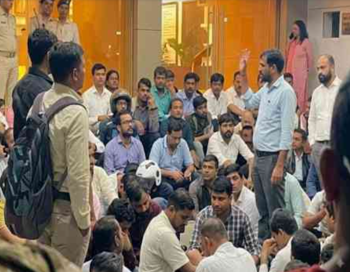 pass out students mein aakrosh