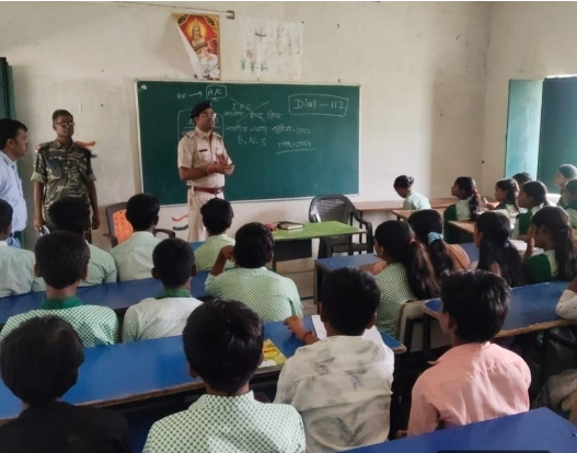 palamu k ratnag school mein lagi kanoon ki pathsala