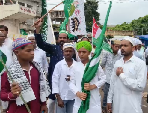 dumka mein badi sankhya mein nikla julush