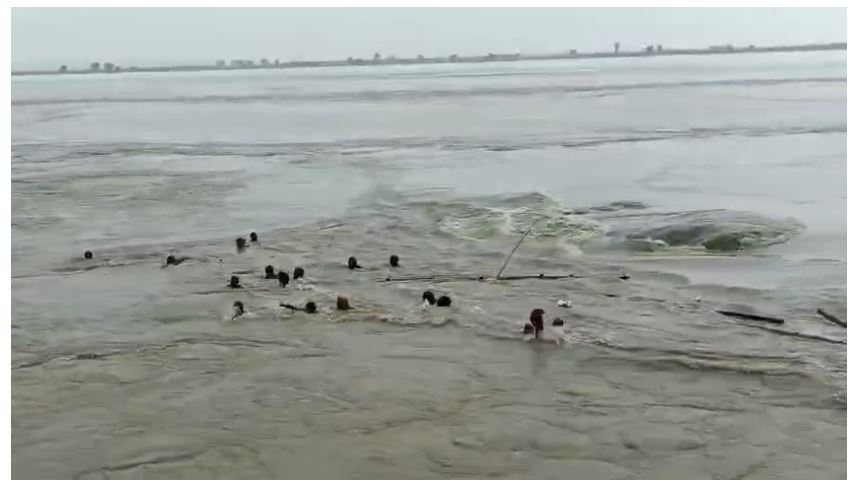 bhagalpur mai majduro se bhari naaw ganga nadi mai palti