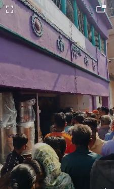 din dahare jwellers dukan mein loot