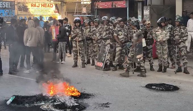 atikraman k virodh mein pradarshan