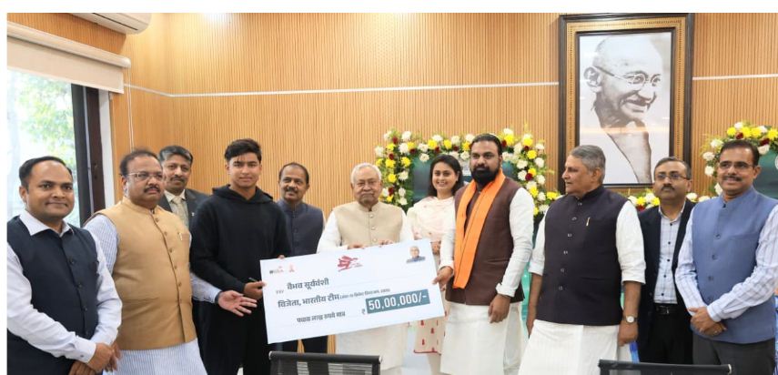 viabhav suryavanshi ko 50 lakh ka cheque