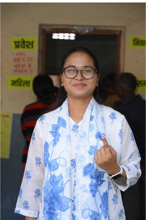 shilpi neha tirkey ne kiya matdan