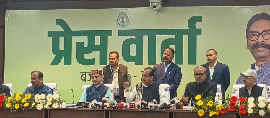 abuwa budget par vitt mantri ki pc