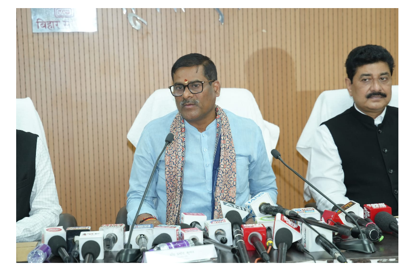 frk aniwaryata asthagit hone se kisano ko badi rahat 