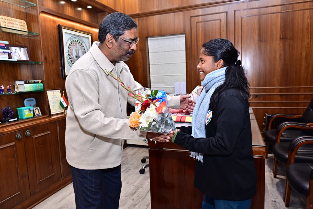 Jharkhand's talented international footballer and recipient of the Prime Minister's National Children's Award, Ms. Anushka Kumari, paid a courtesy vis