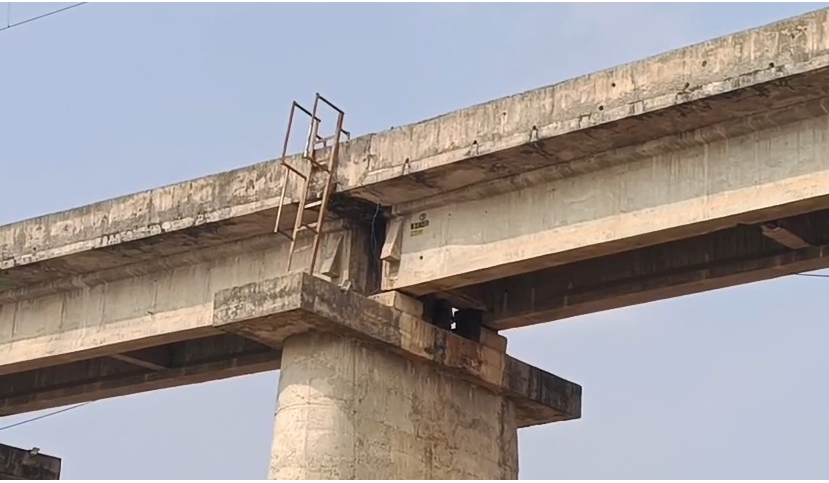 A major train accident was averted in Lohardaga, saving the lives of hundreds of passengers.