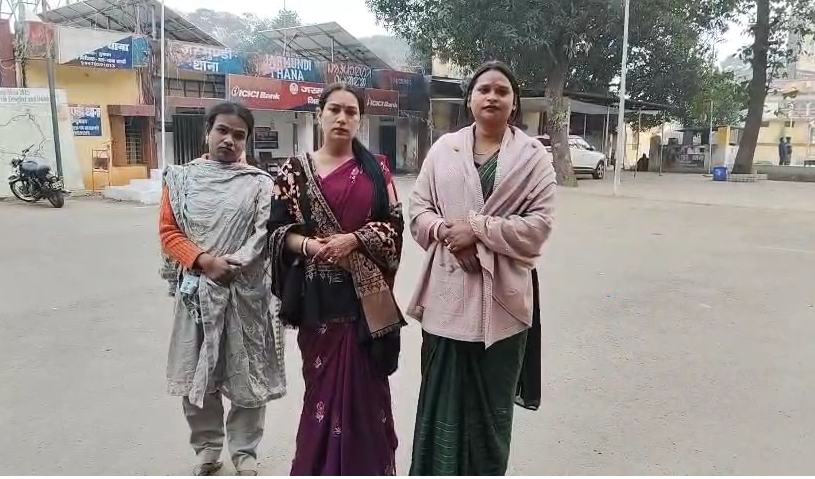 A case has been registered at Jarmundi police station regarding a dispute involving a transgender person; a gold chain and mobile phone are missing.