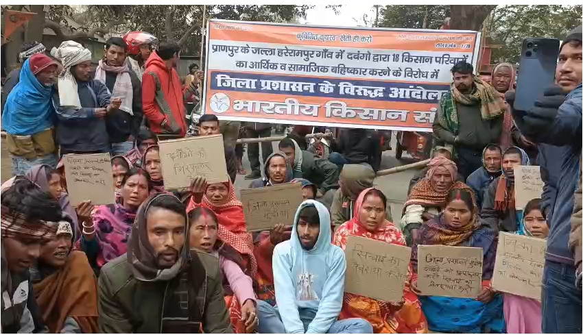 The withholding of water has put the maize crops of 18 farmers at risk; they blocked the road and staged a protest.