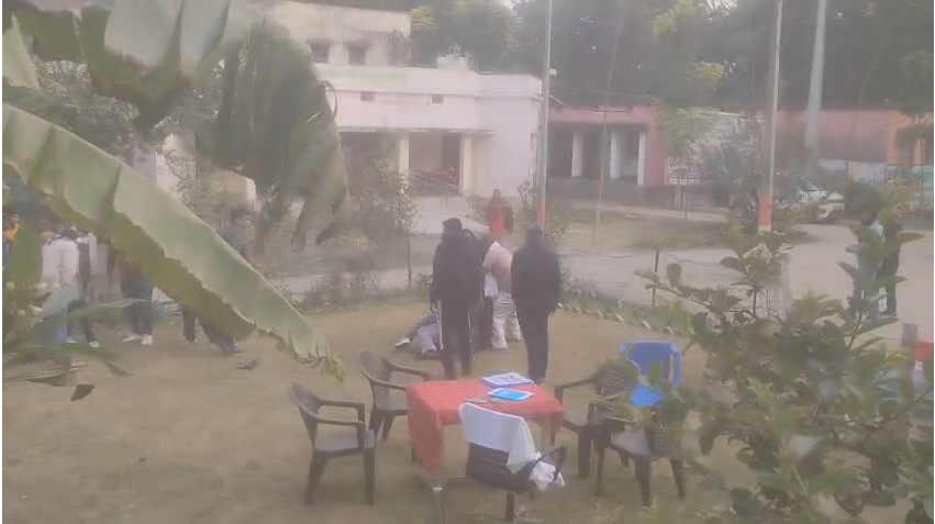 In Vaishali, a JDU leader was chased and brutally beaten by goons; the entire incident was captured on camera, and the video has gone viral on social 