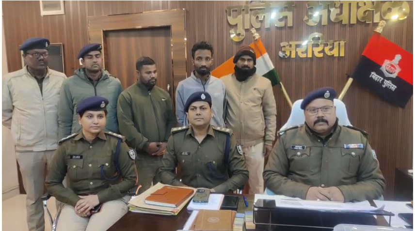 Two smugglers were arrested with 1575 liters of foreign liquor being smuggled in the basement of a truck.