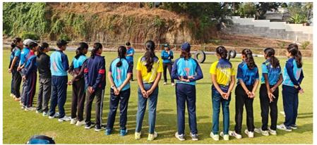 mahila under-15 oneday traufi aleet 
