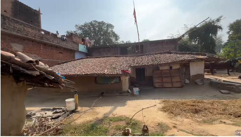 Hundreds of villagers in Gairba village of Nawada are still forced to live in huts; the villagers have demanded an investigation and action.