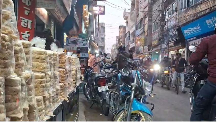 With Makar Sankranti approaching, there's a huge rush of customers at tilkut shops, and Gaya's tilkut is in demand even abroad.