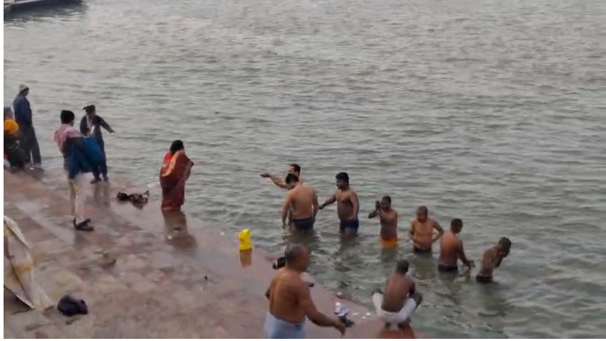 A huge crowd of devotees gathered at the Ganga ghats on Makar Sankranti.