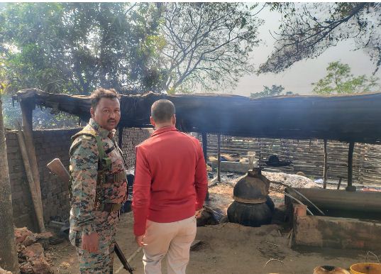 awaidh sarab karobari ke khilaf prashshan sakht