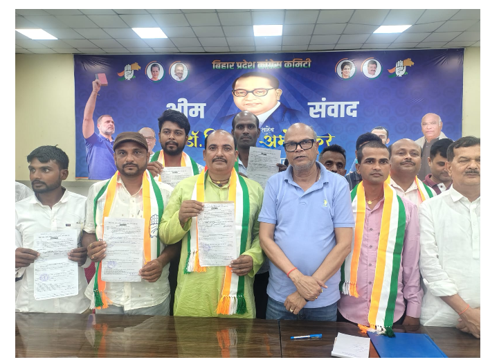 hum ke jila adhyaksha ne congress ka thama daaman 