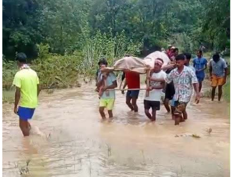 simdega mein nala par kartey samay hadsa