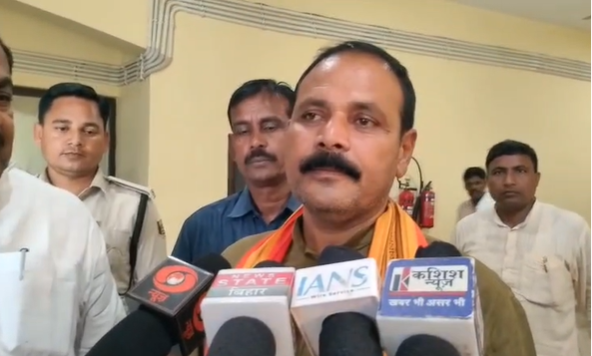 neta pratipaksh k bayan par palatwar
