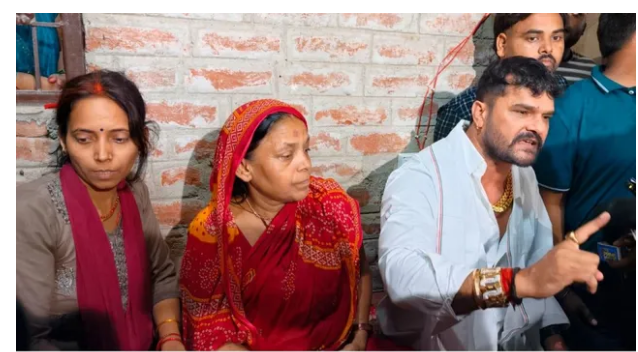bharat tiwari ke parijano se mile khesari lal yadav 