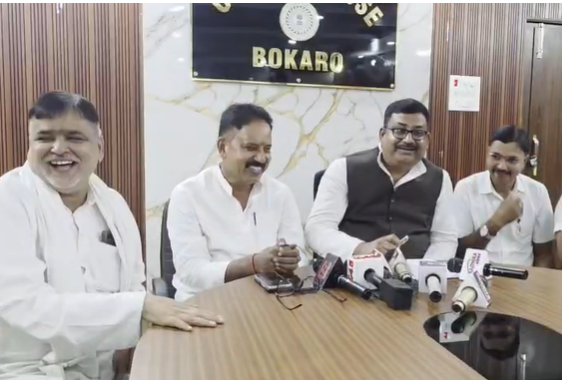 bokaro mein congress mahasachiv ne ki pc