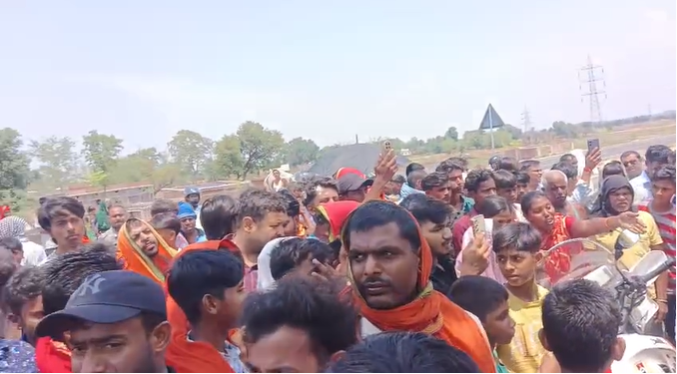 palamu mein sadak hadse k baad sadak jaam