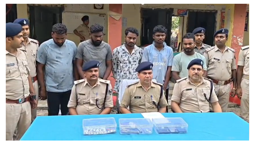 police ne aparadhiyon ke mansubon per fera pani 