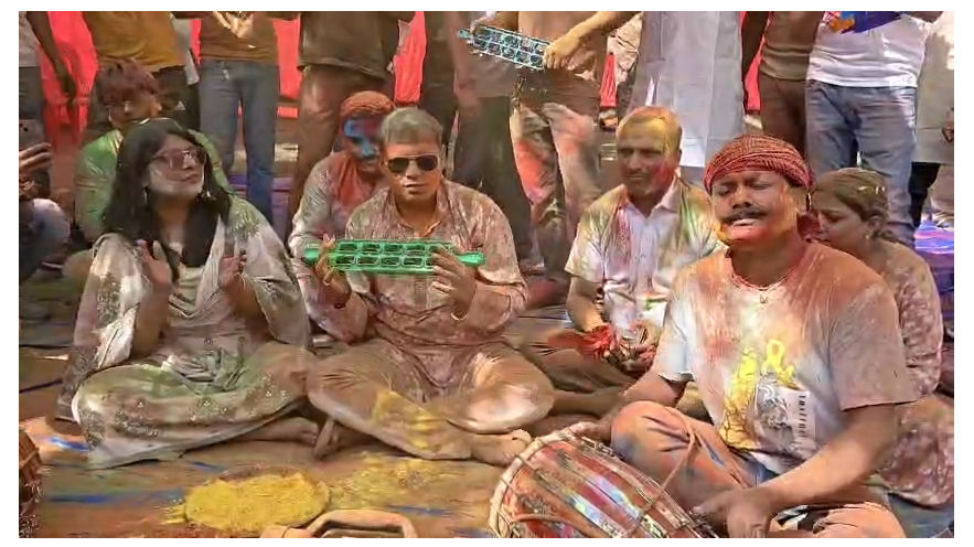 chatra mai sp aawas mai holi ki dhum 