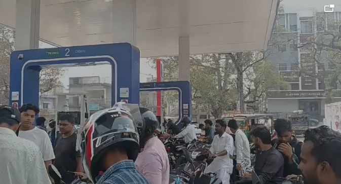 petrol pump par lambi katarein