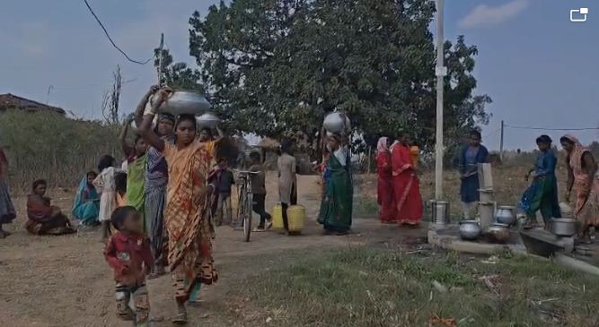 peyjal sankat se joojhne lage log