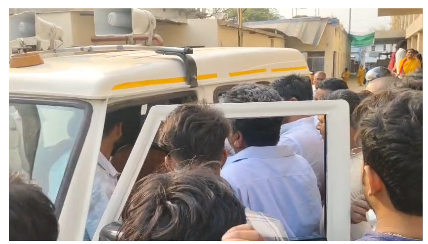 siwan mai dindahare csp sanchalak se 5 lakh ki loot 