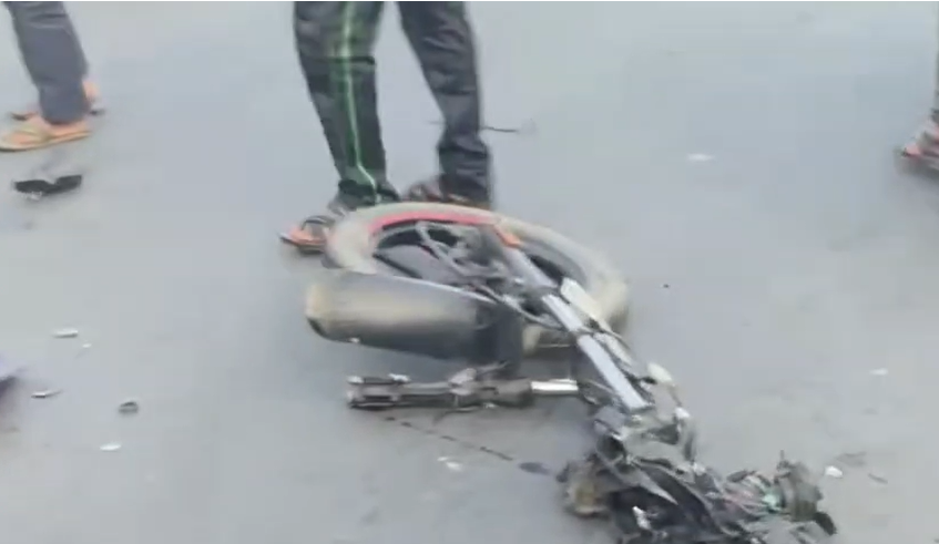 2 bikes collided head-on, 2 youths died on the spot, villagers blocked the road