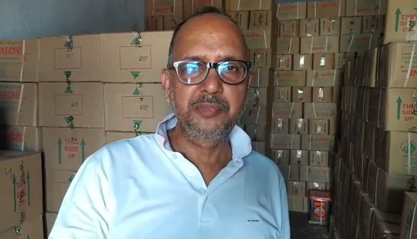 Thieves broke the lock and stole oil worth Rs 40 thousand