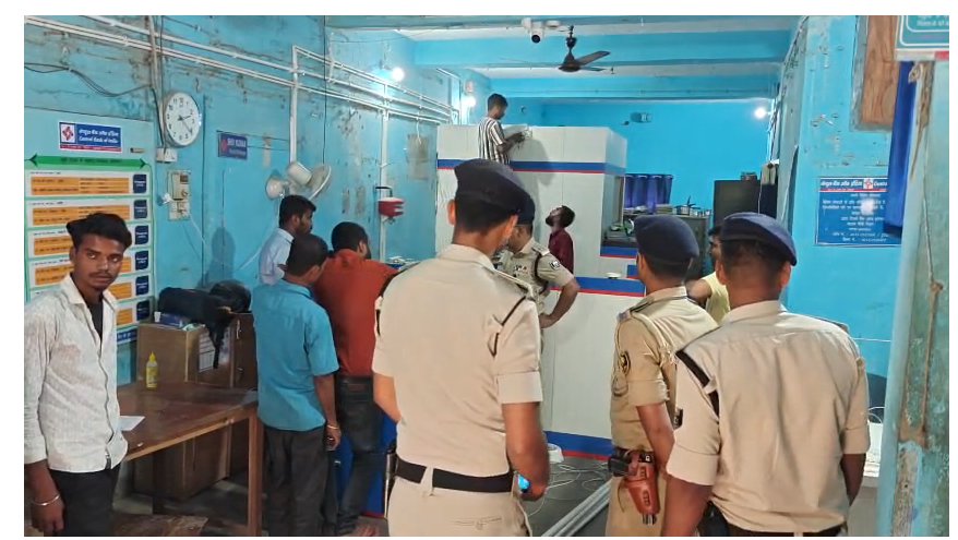 madhepura mai bank mai dindahare 1.30 lakh ki loot