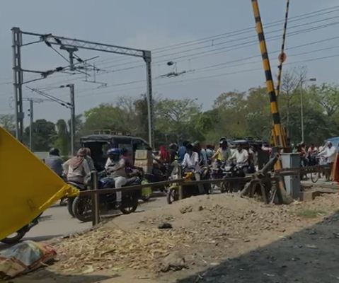 railway fatak band karne ka mamla