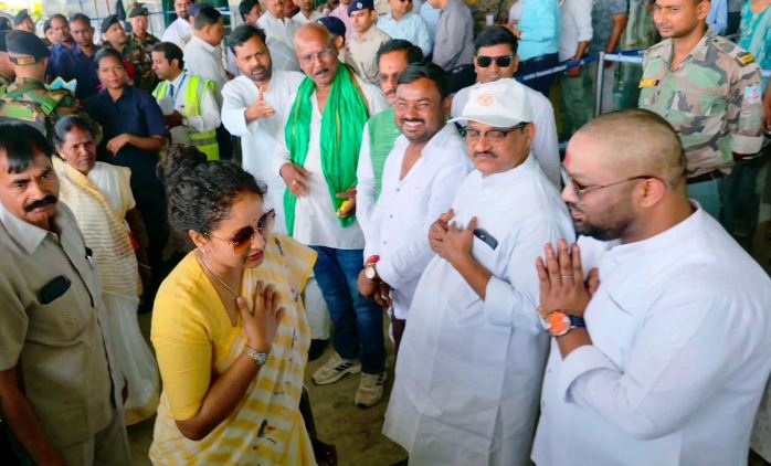 deoghar airport par dikha rajnitik josh