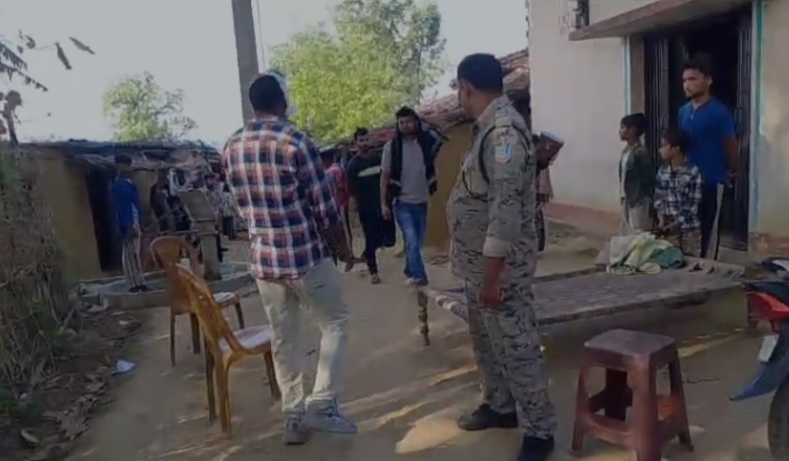gadhwa mein hinsak jhadap