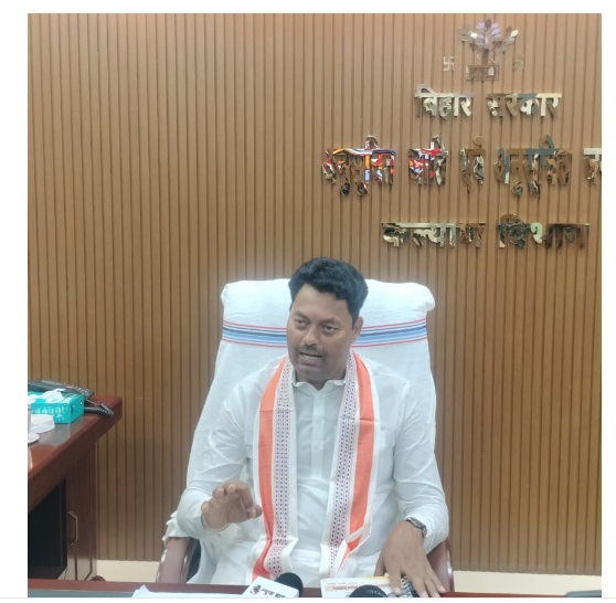 mantri lakhendra kumar roshan ne kiya padbhar grahan
