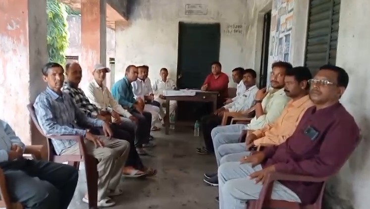 adhar mein latka chatron ka bhavisya