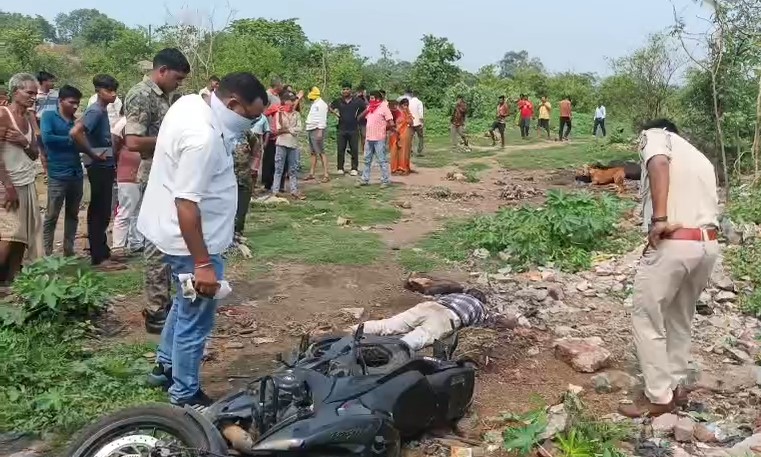 dhanbad mein pathar se kuchkar yuvak ki hatya