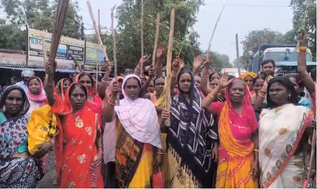 awaidh koyla khanan k khilaf sadak jam