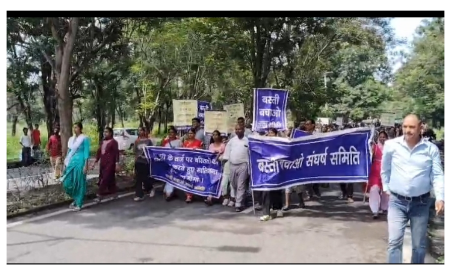 hec prabandhan ne 32 bastiyon ko diya notice
