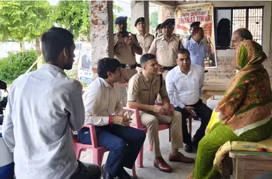 aara mein bharat tiwari k ghar pahuchey dm-sp
